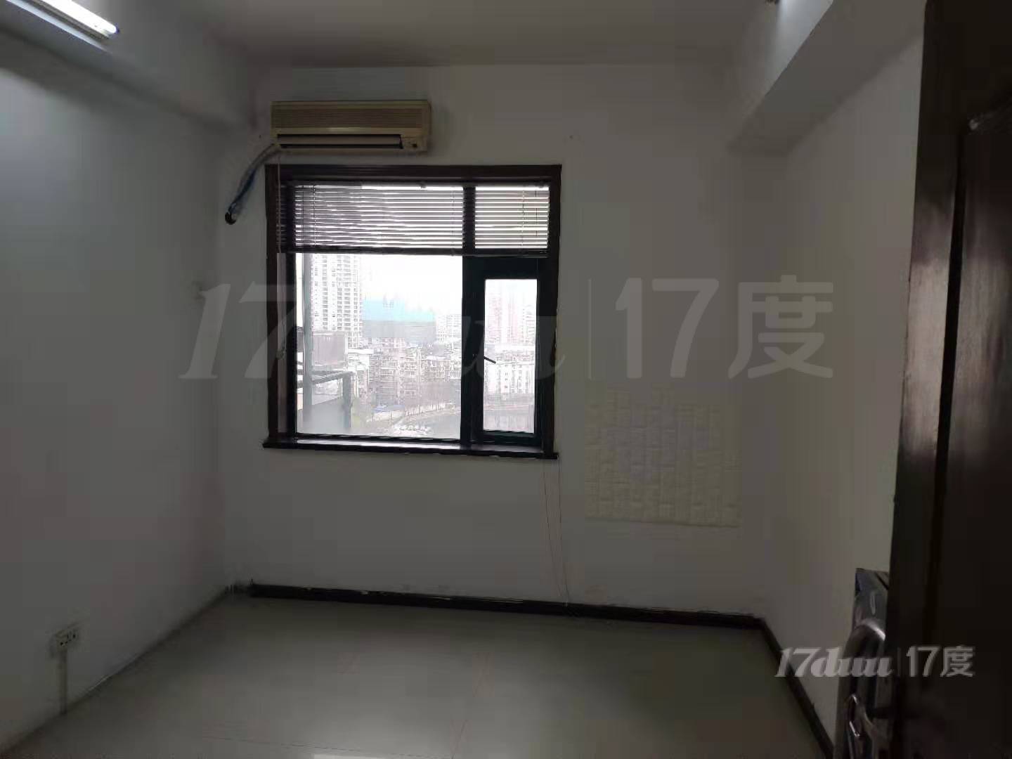 东一时区庭瑞大厦地上停车场(入口) 
