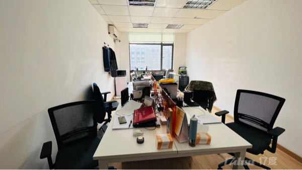 园区小面积出租，带家具看苏州河，现房可看，汉中路地铁