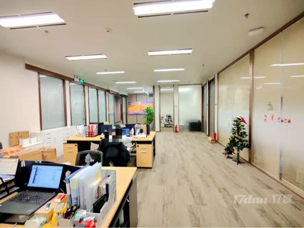 徐汇日月光中心新出小面积精装全配随时可看超长免租期