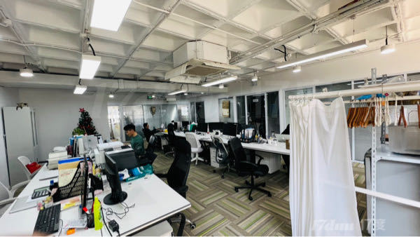 静安汉中路出租精装修280平带家具，有阳台俯瞰绿地景观！