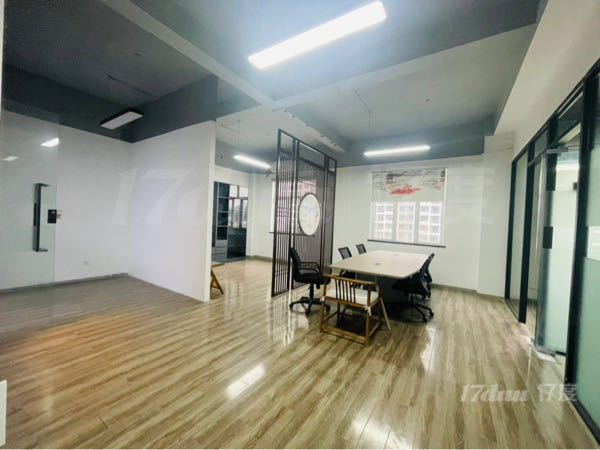 联航路地铁口   110平精装带隔断