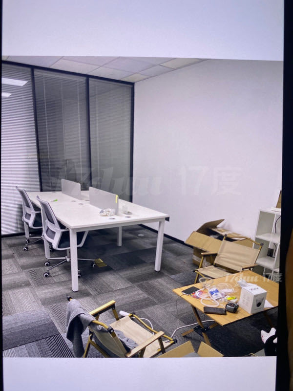 地铁口办公室转租！首月价格白菜价，给钱就租，