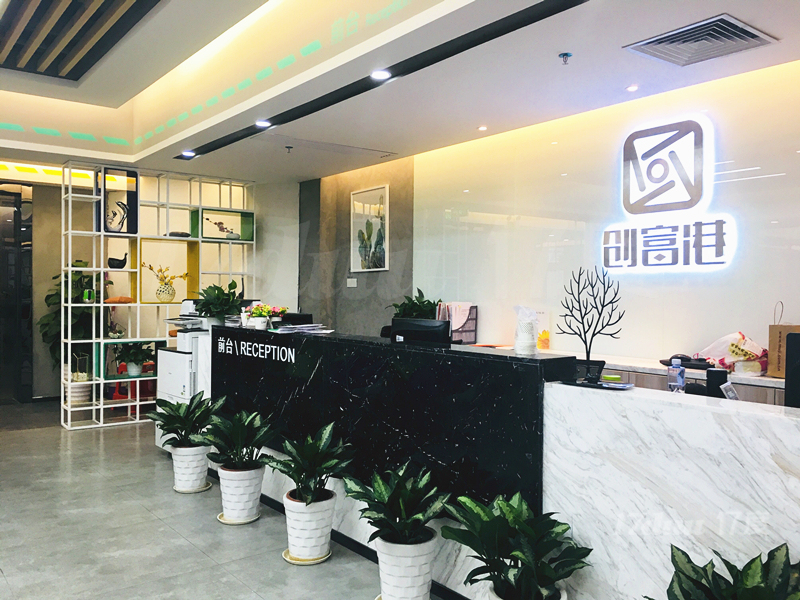龙华地铁口精装办公室出租，可出住宅凭证