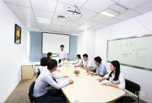 特价时间有限！深圳会议室卡位出租80人内设备齐全99元送水果