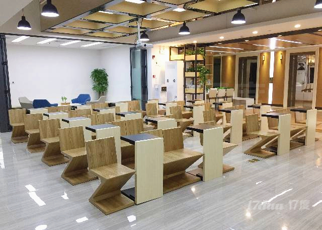 特价时间有限！广州会议室卡位出租30人内设备齐全99元送水果
