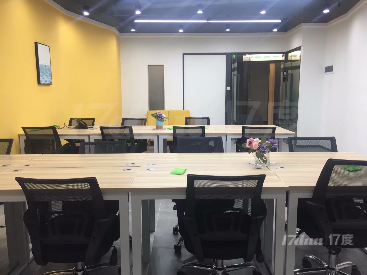 市中心核心区，地铁口停车便利，精装中小型办公室出租