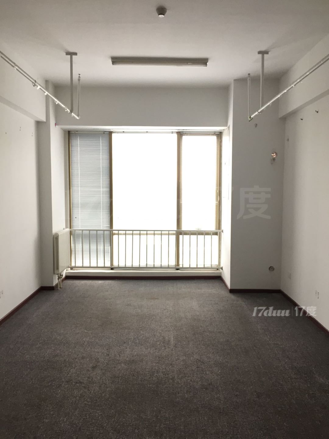 坐落在首都国际机场北侧，海关大厦旁