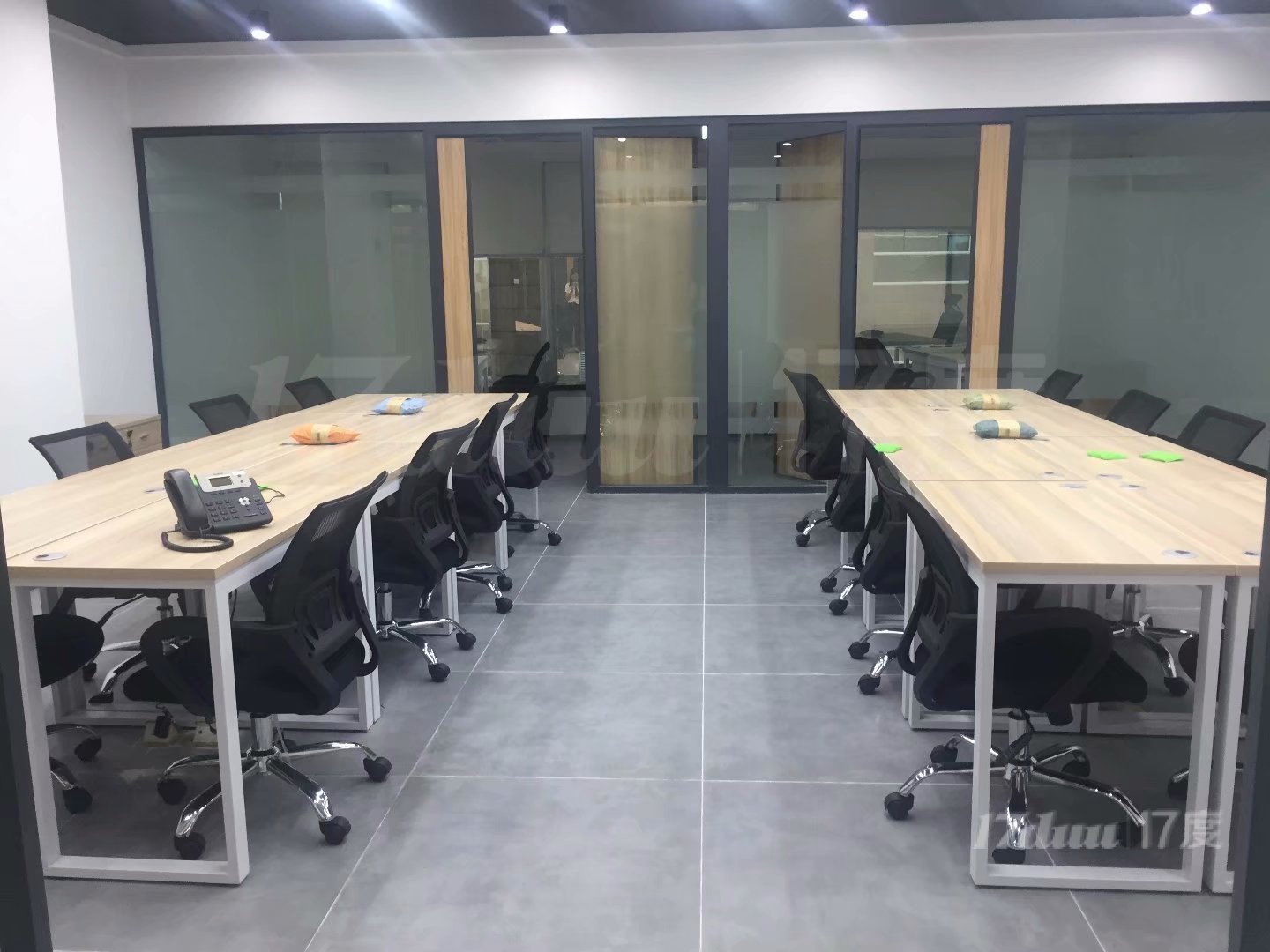 创富港倾心打造创客全包式独立精装办公室，带家私服务