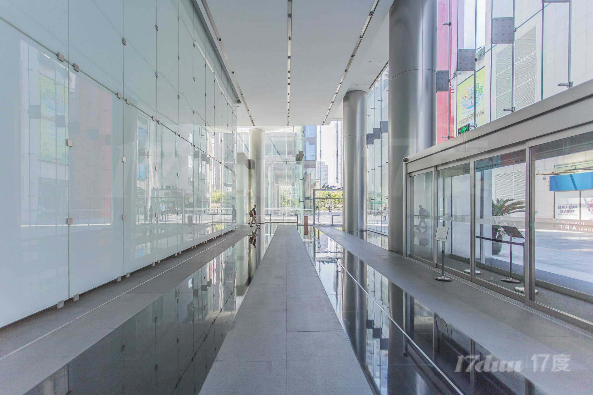 长宁（金虹桥国际中心），地铁娄山关路站，带装修家具。