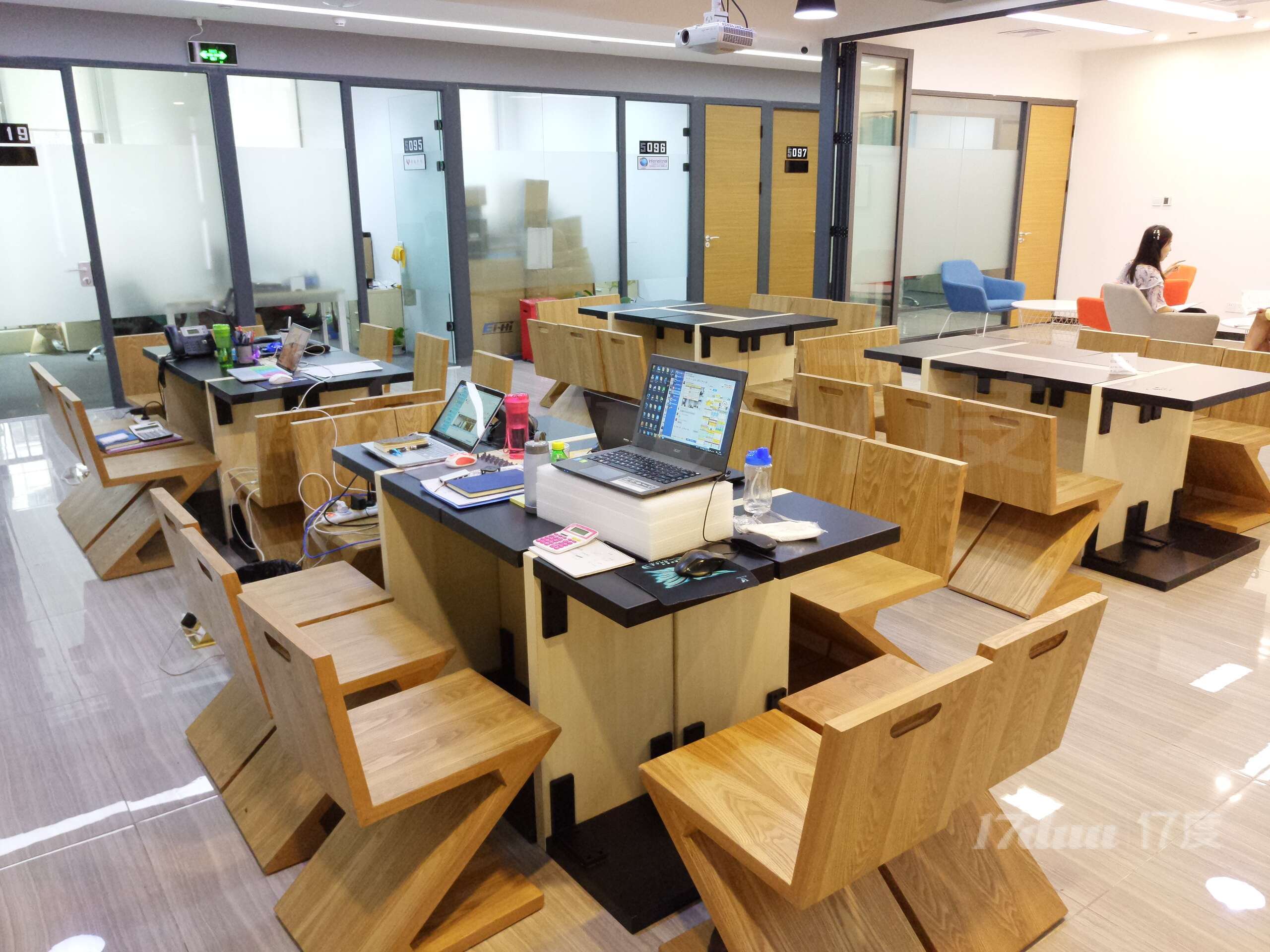 深圳大学附近精装修小型办公室卡位出租