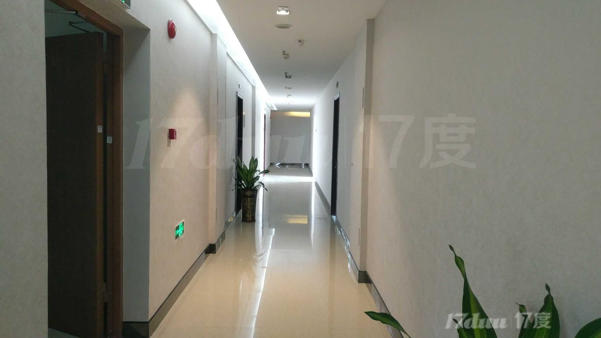 龙岗地铁口小整层建筑面积655平写字楼出售。