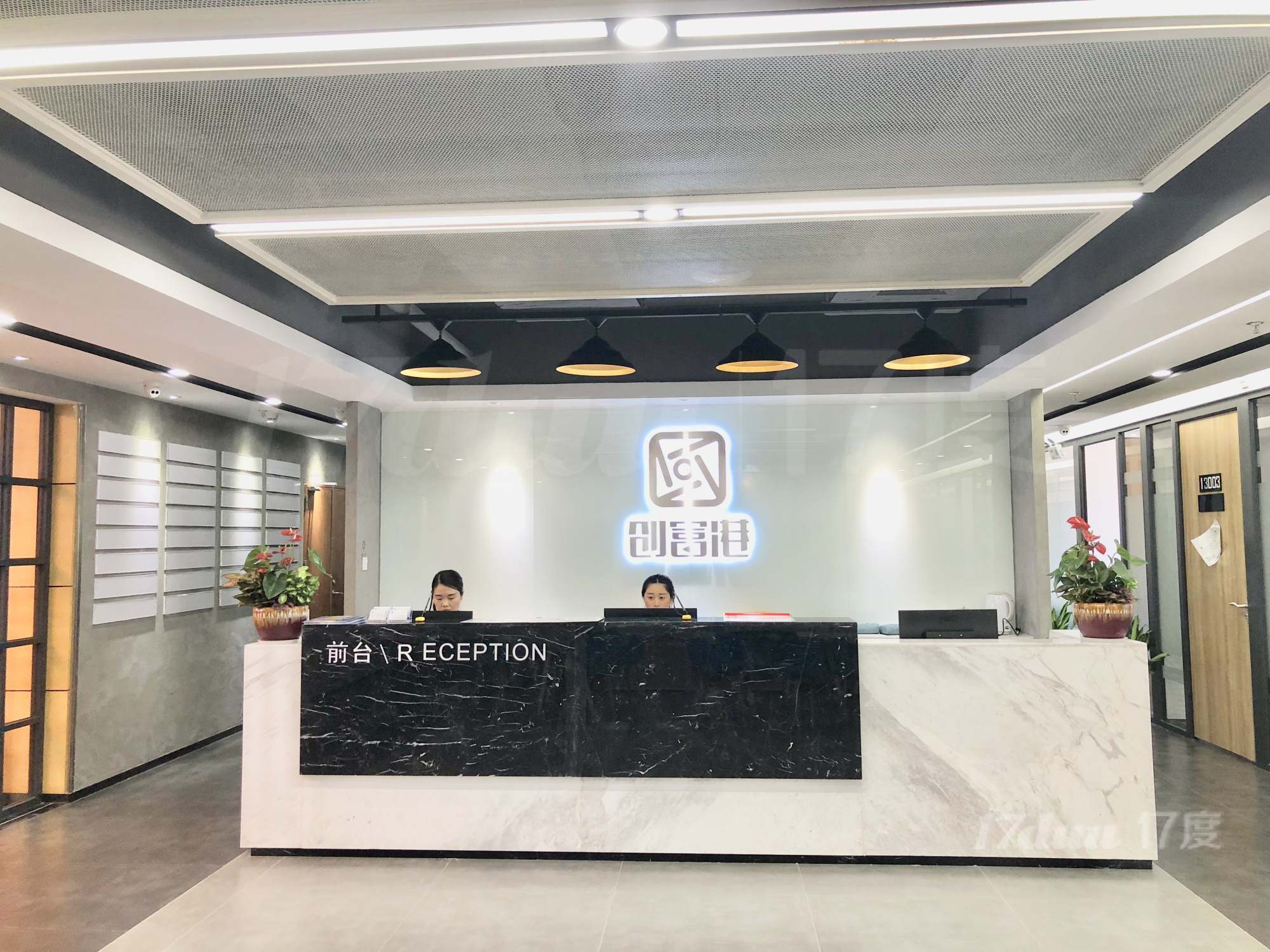 深圳前海区精装办公室出租，红本凭证，费用全包