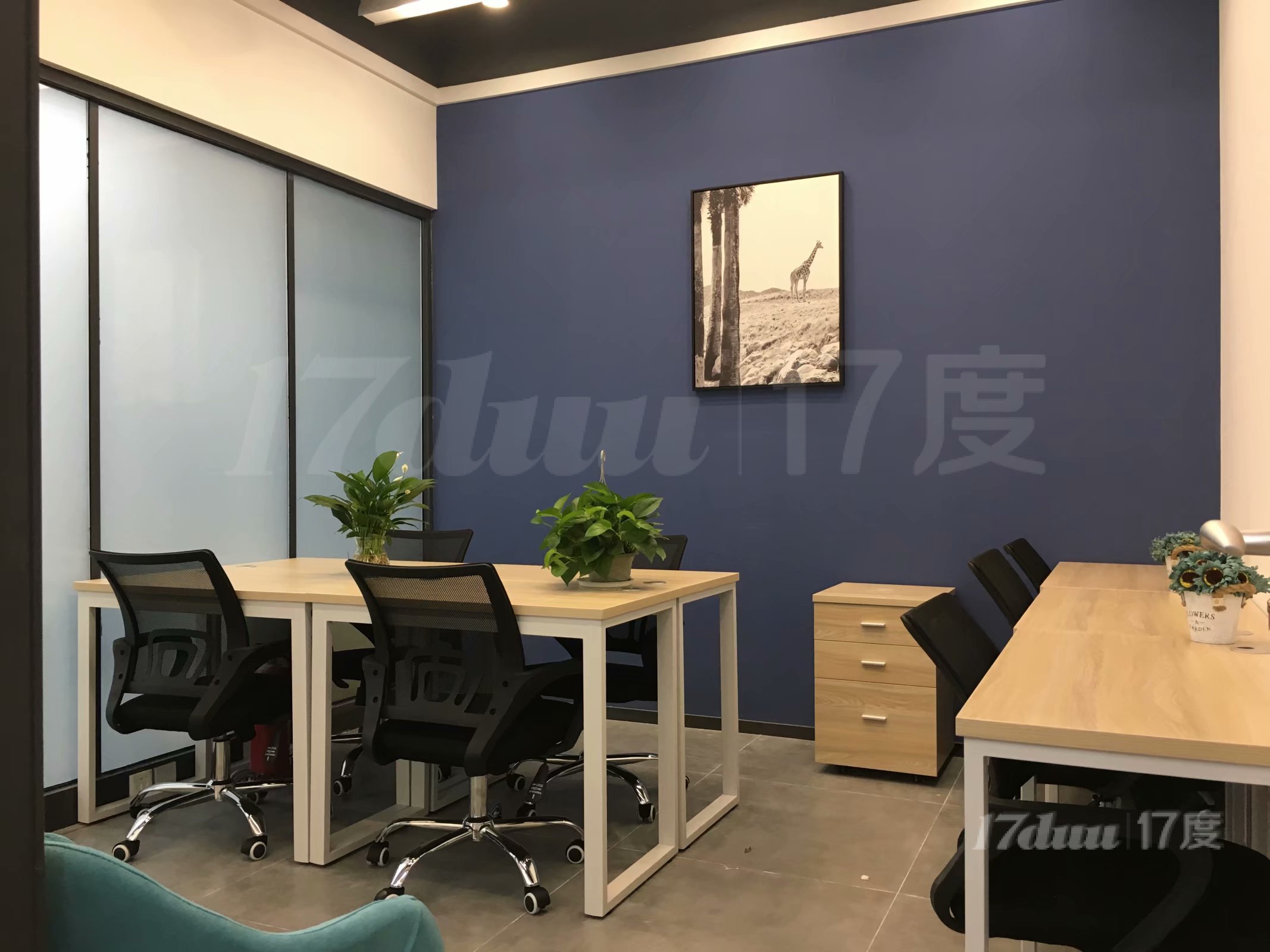 深圳地铁口!卡座工位750元。配前台收件/接待客户