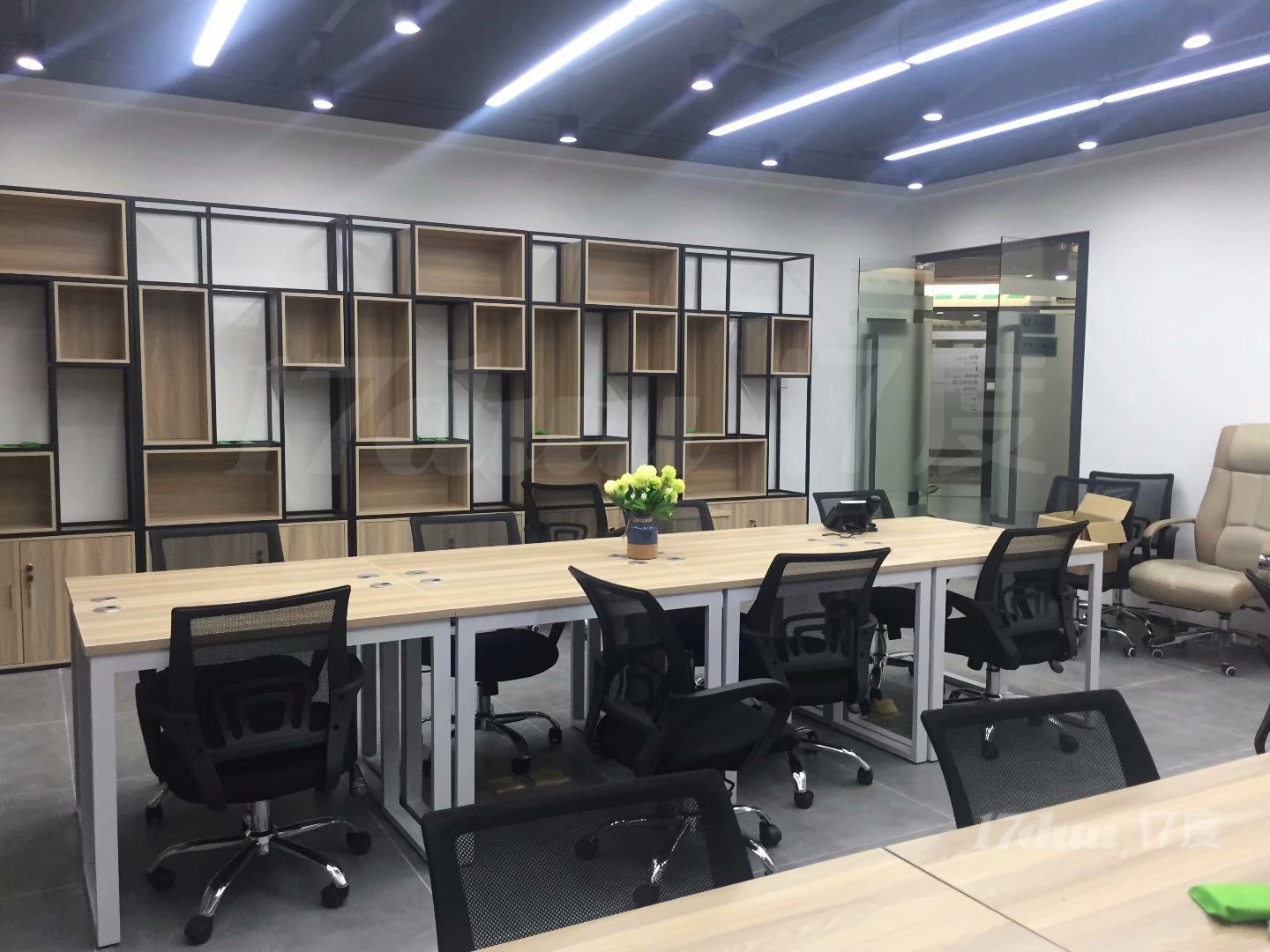 深圳中小面积办公室！创业孵化器，带家私包杂费拎包办公