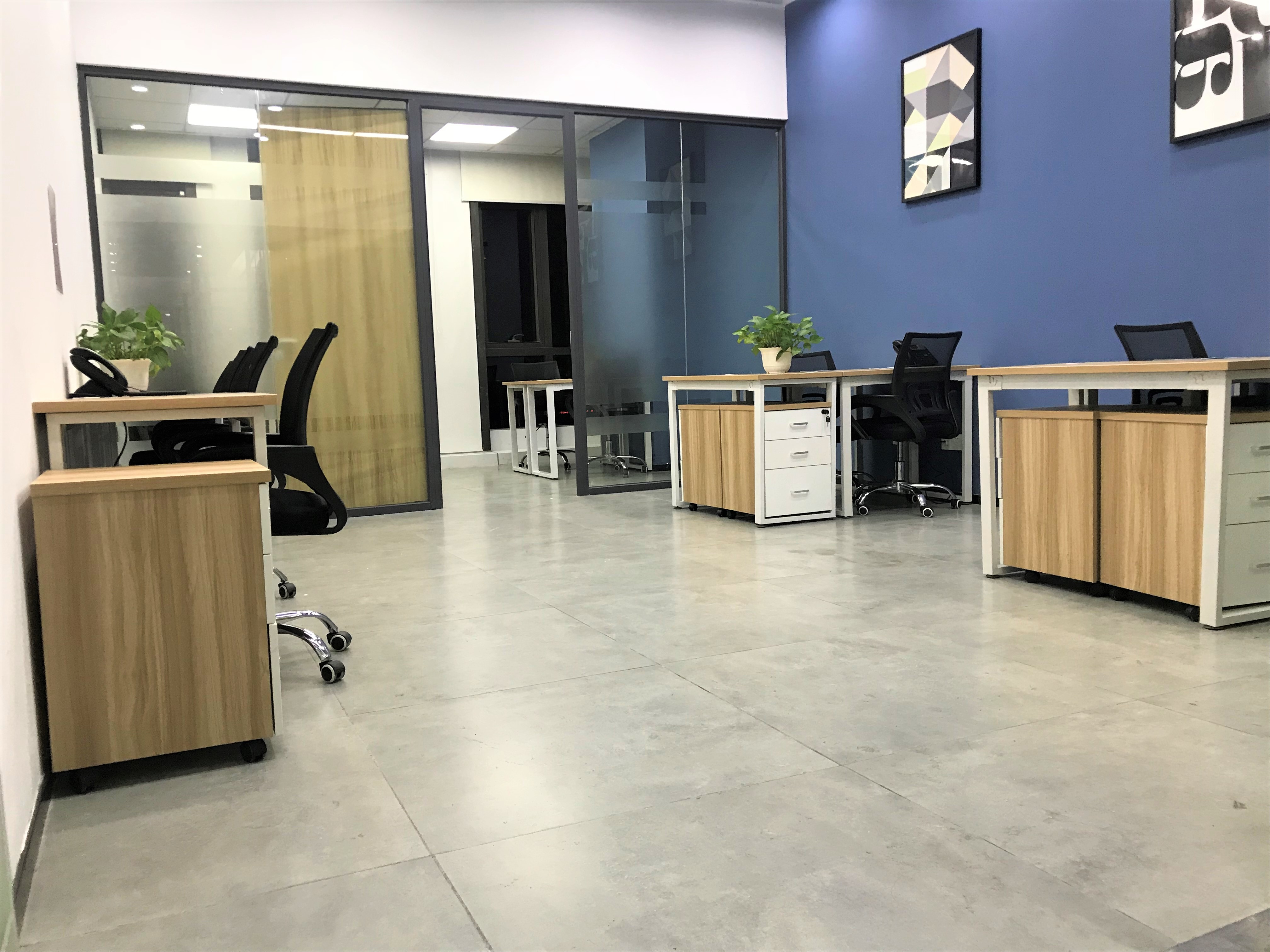 个人房源,精装小型办公室!含全套家私.免水电网等