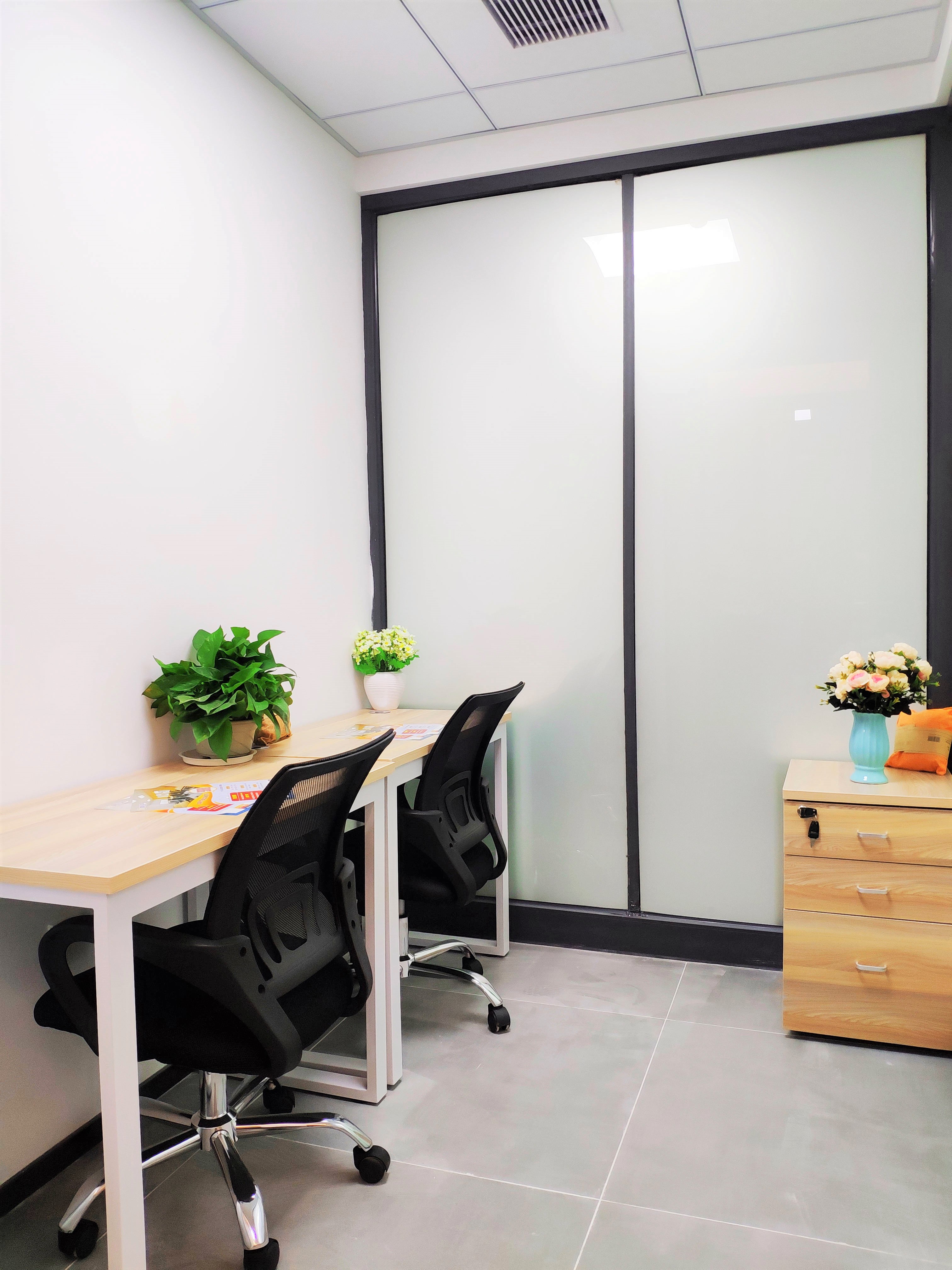 小办公室出租,杂费全包,可挂靠公司,做账报税一条龙