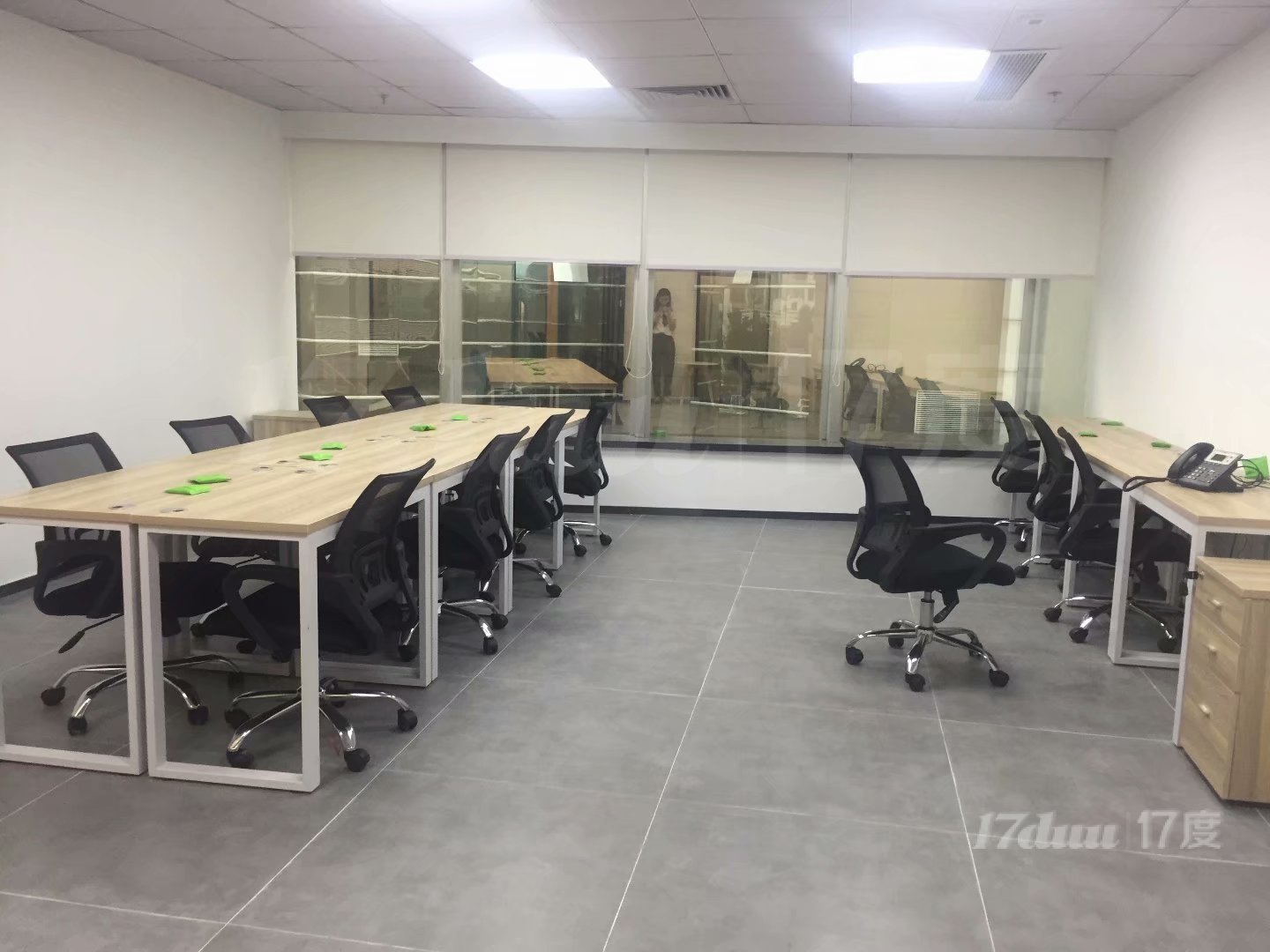 联合精装办公室培训室会议室卡位出租，包杂费拎包办公
