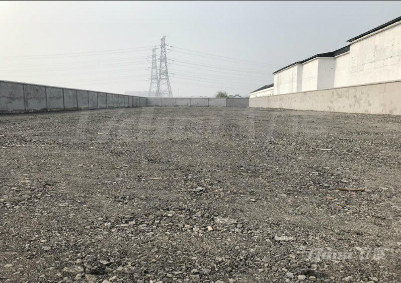 罗店潘泾路新出独门独院3亩硬化场地，有围墙，交通便捷