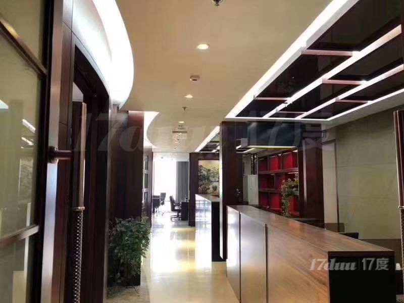 精装修带家具，户型方正，采光好