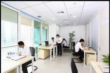 布吉精装办公室工位出租，家具齐全，注册公司，非中介