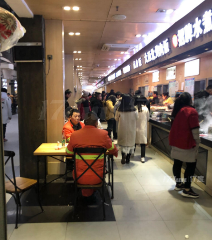 带装修美食城档口招租