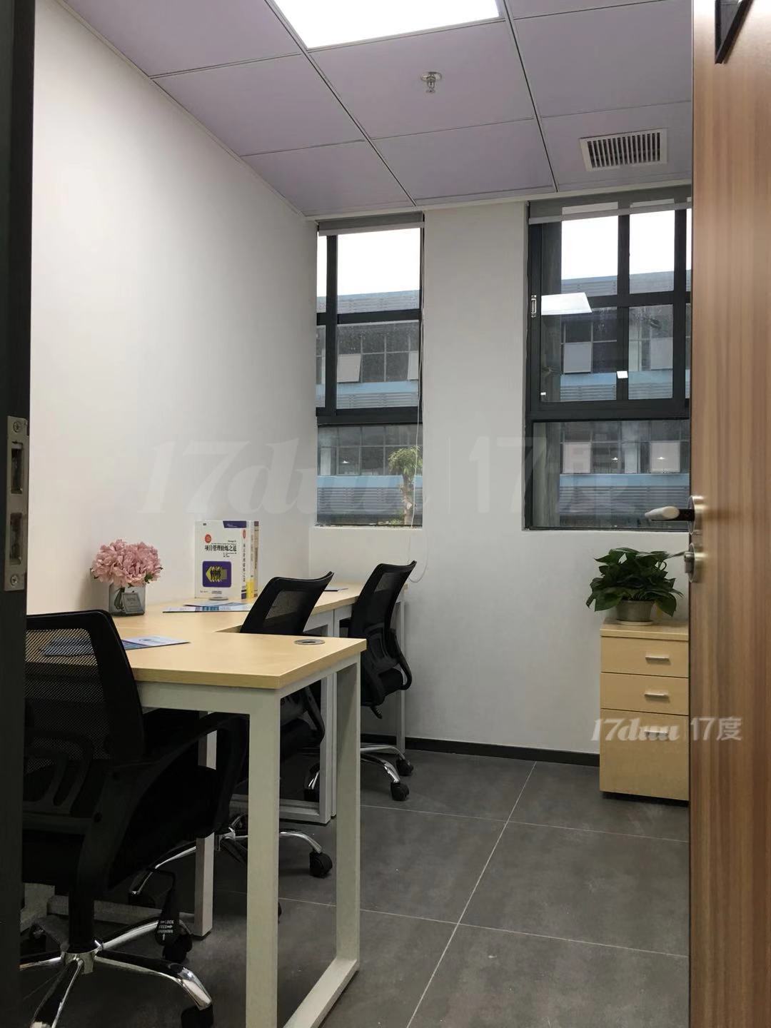布吉办公室出租，1080元起费用全包，提供红本凭证