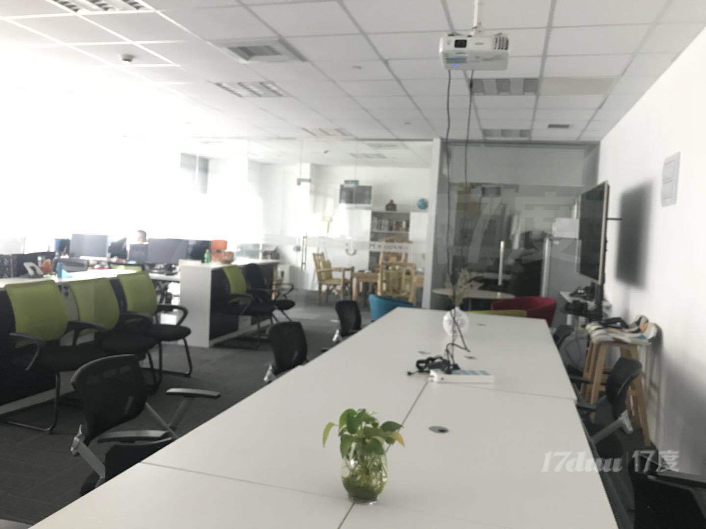 12号线七莘路站《丽婴房》新出精装+家具出租218平！