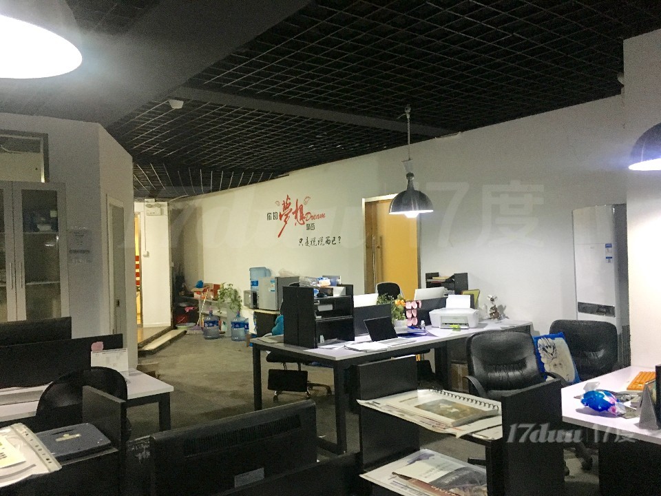 【个人发布】办公位合租  近共康地铁站 万达广场2号写字楼