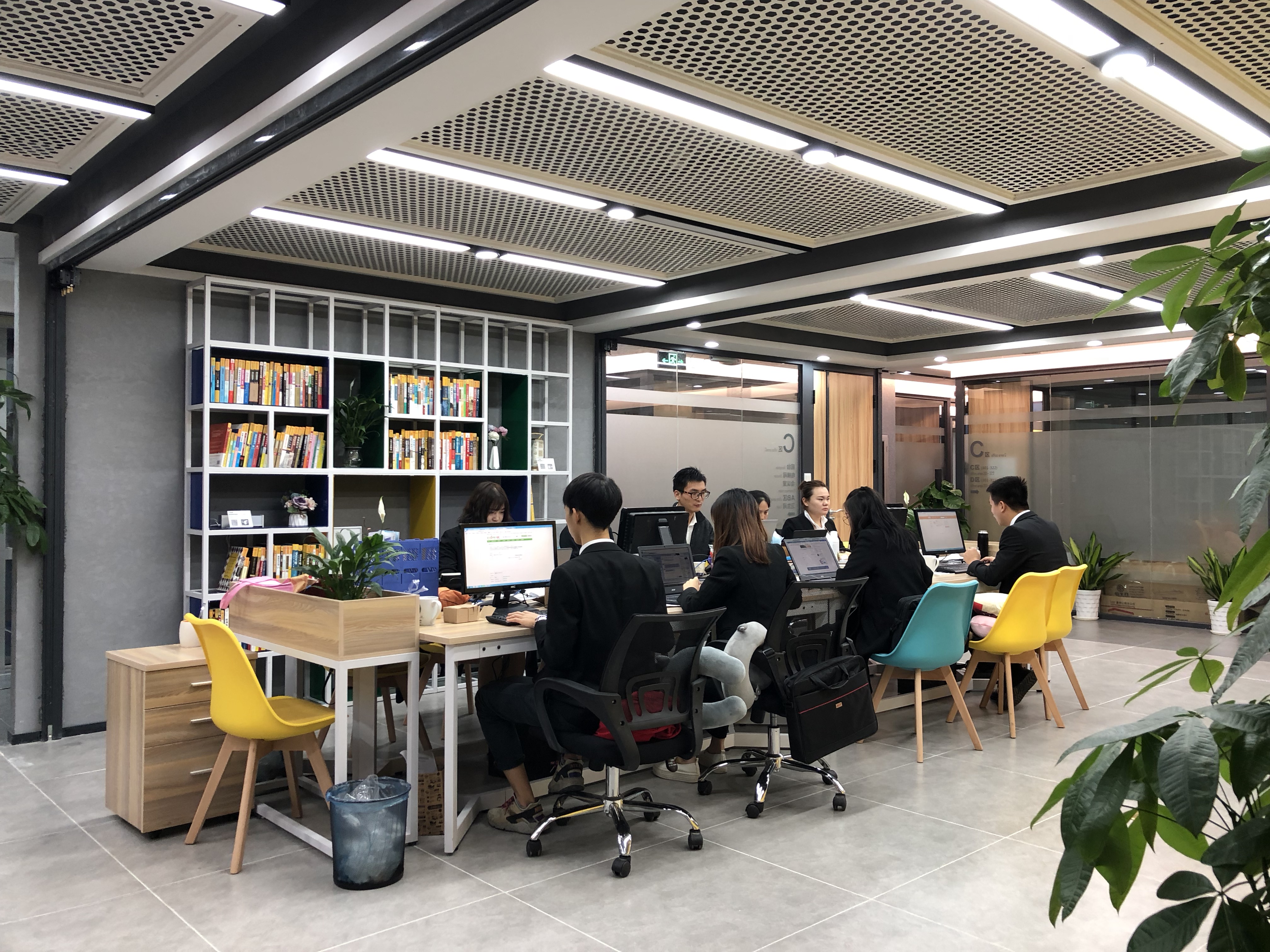 前海口岸楼办公室出租小型精装办公室出租孵化器办公室