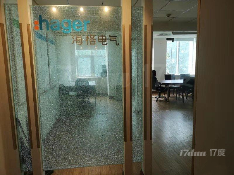 临近太湖大道，环境优美，办公家具齐全