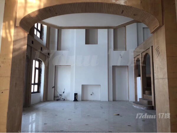 典石广场西安大路绿地蓝海对过，西安桥轻轨出站即是