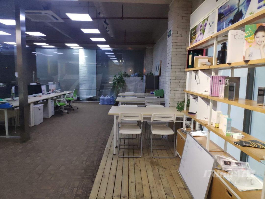 江夏地铁口 云商易城 带装修办公室出租