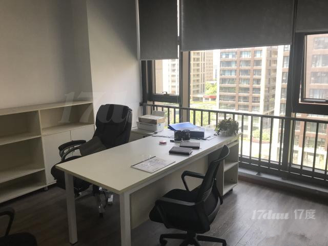 博科大厦215方家具齐全，可设5间办公室，单价只要2块