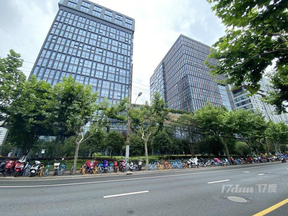 徐汇漕河泾：越虹广场，甲级办公，单价低至5.5元，欢迎预约。