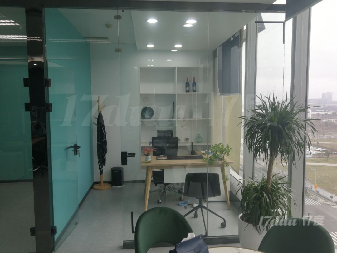绿地中心精装带家具！135平米仅租18500！急租免中介费！