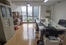 9号线中春路站口！万科精装58平loft办公室，高区朝南！