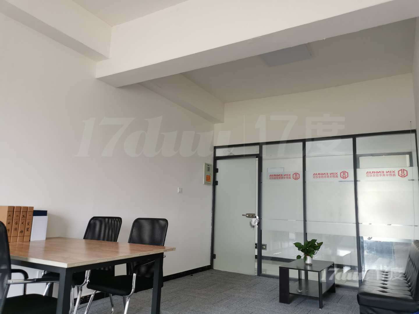 直租送办公桌椅  紧邻新业广场  送记账一价全含