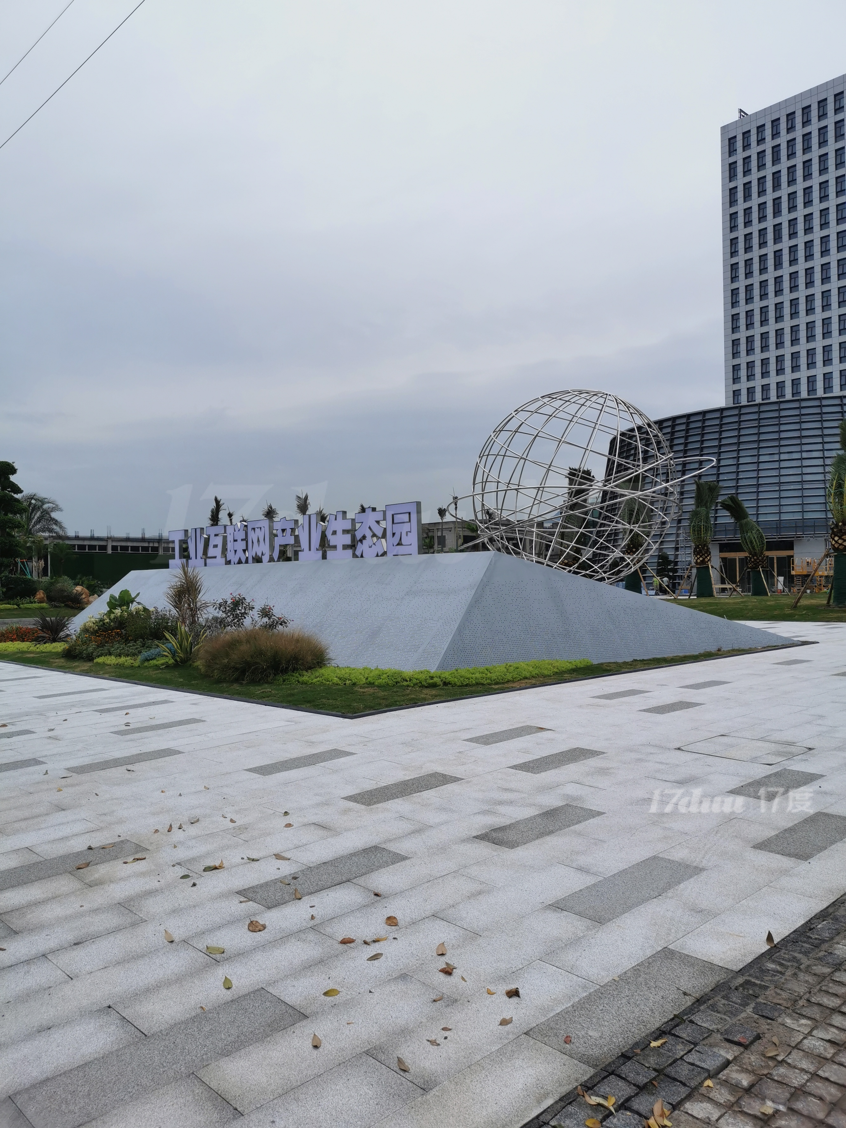 向家岗轻轨站旁纯写字楼出租，送免租期，免中介费。