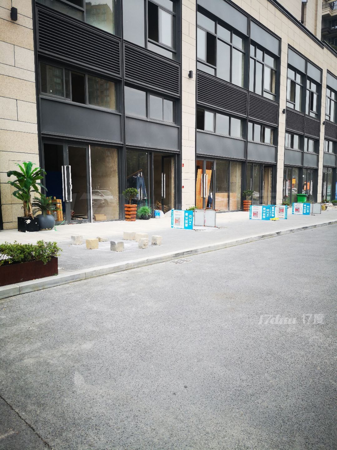 【出售】独立门面首付16万一套，一楼临街门面。