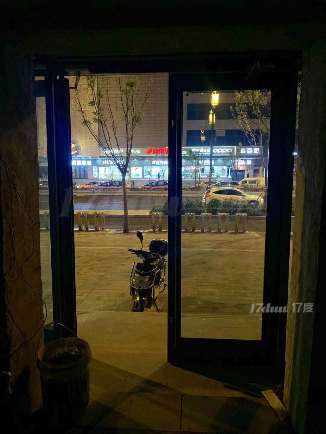 解放路临街门面房，位置佳客流大，仅剩一间！价格可商量??！