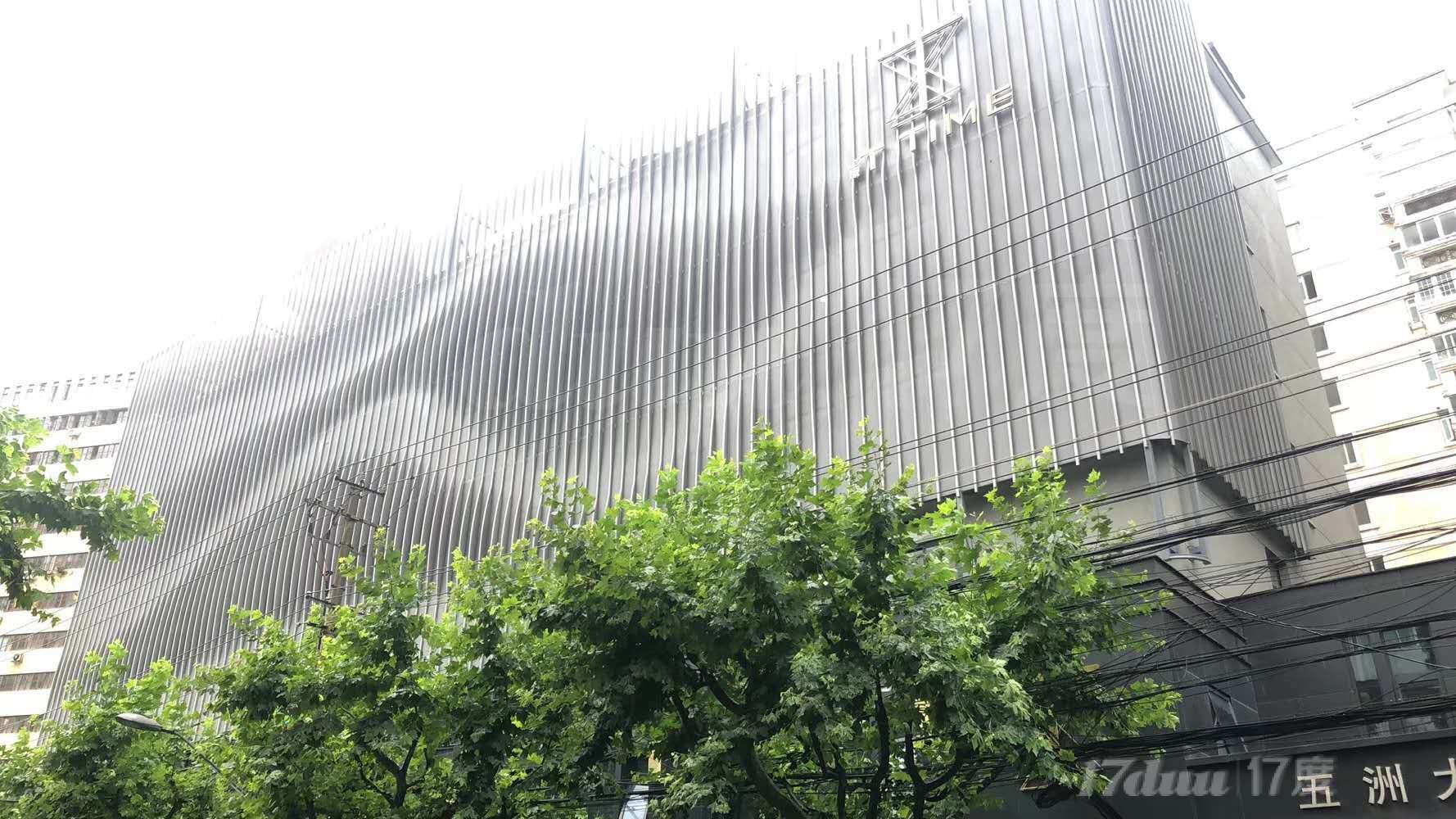 长宁区精装创意园出租，层高高，独立空调，价格优惠
