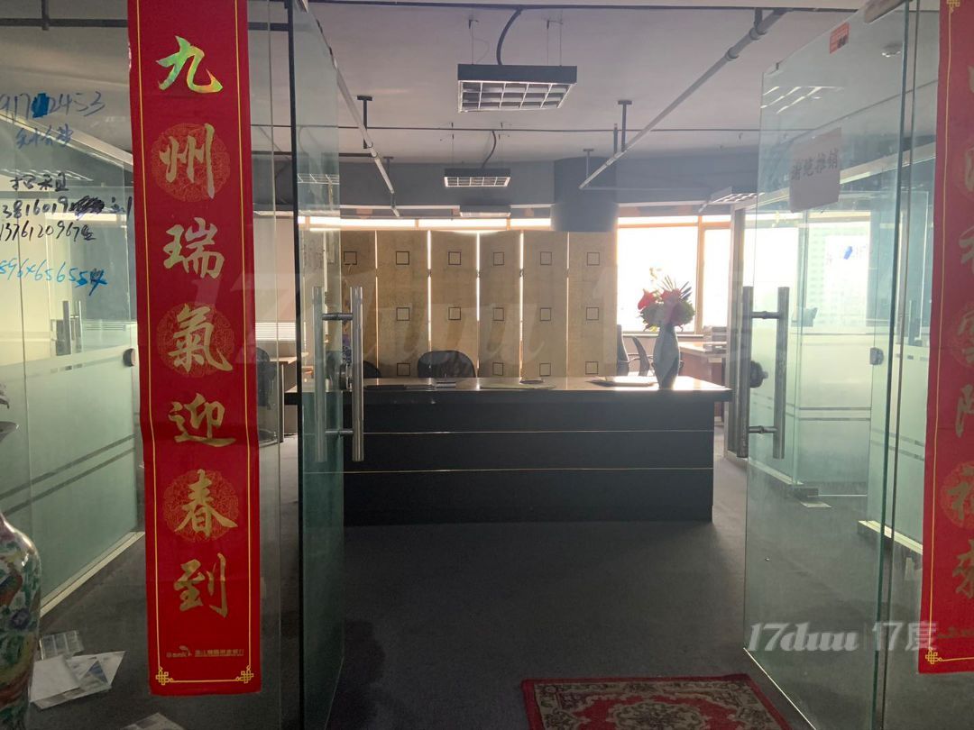 中关村科技大厦，房型方正，精装修，正对电梯口。