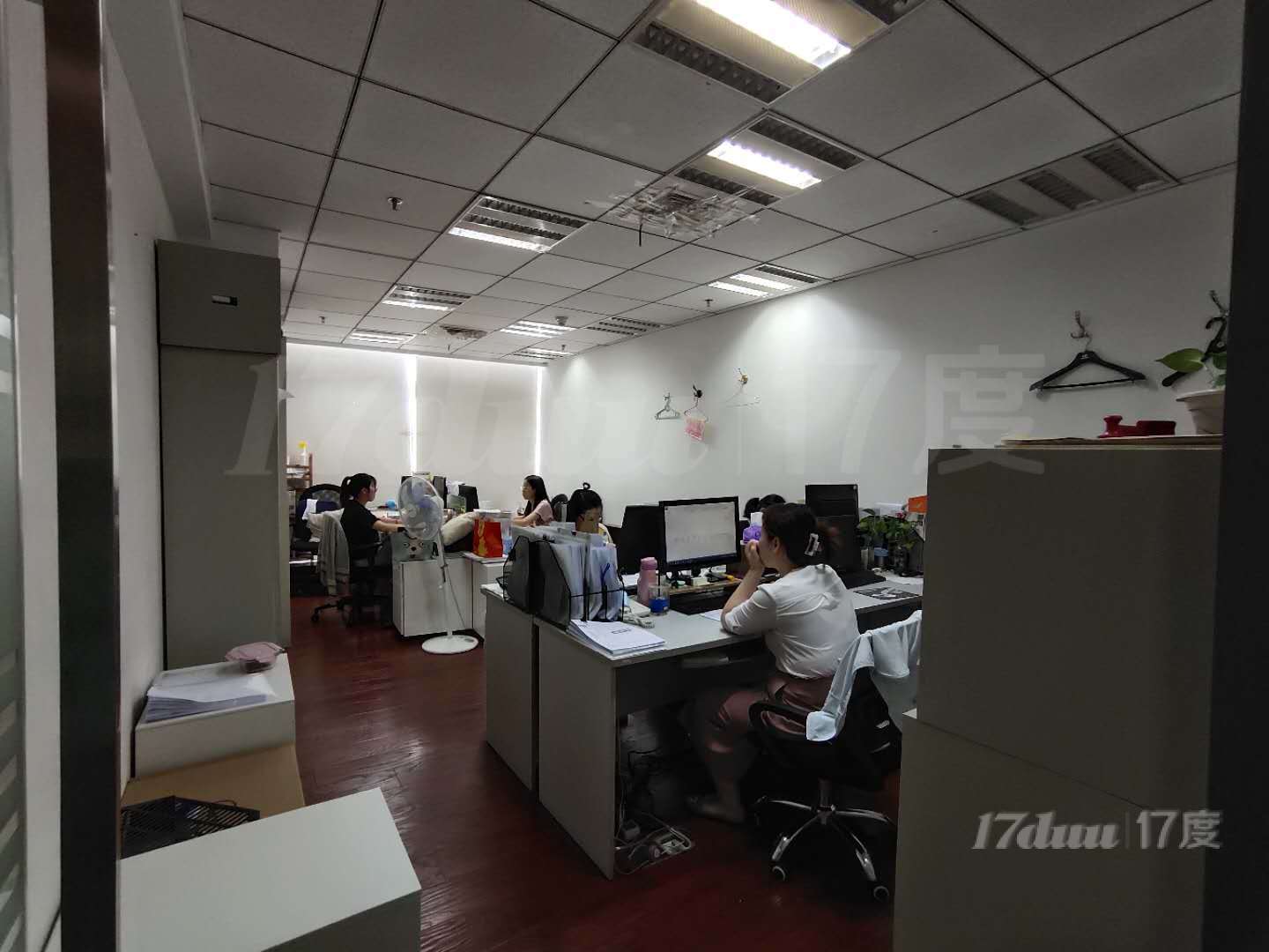 长宁区精装修办公室出租，户型方正朝南，价格优惠