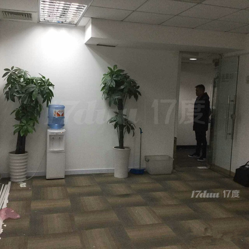 漕河泾凤凰园：出租90平方，精装修，看房方便