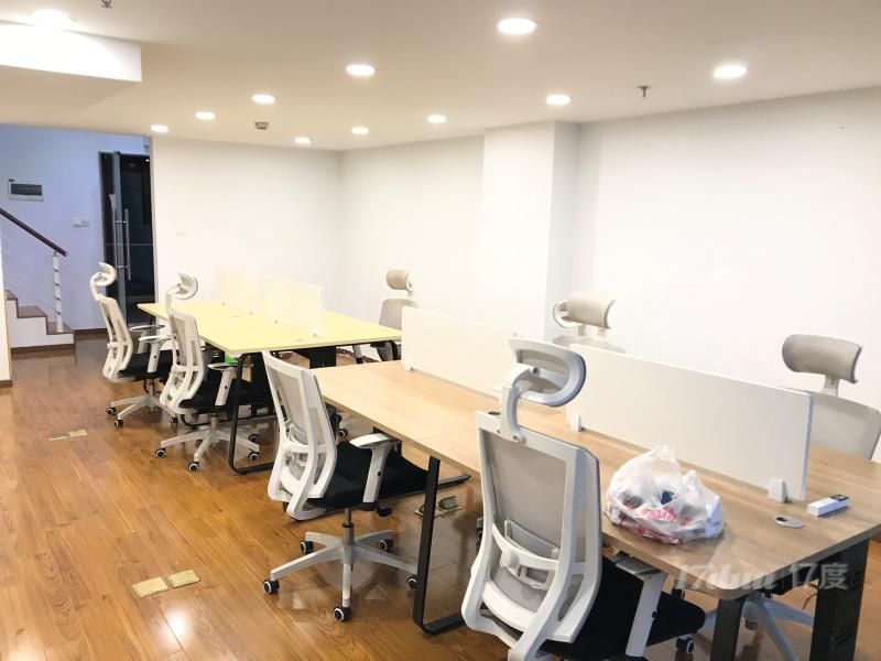 精装修上下复式结构，带家具