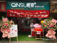 位于菜市场，人流量多，自带流量