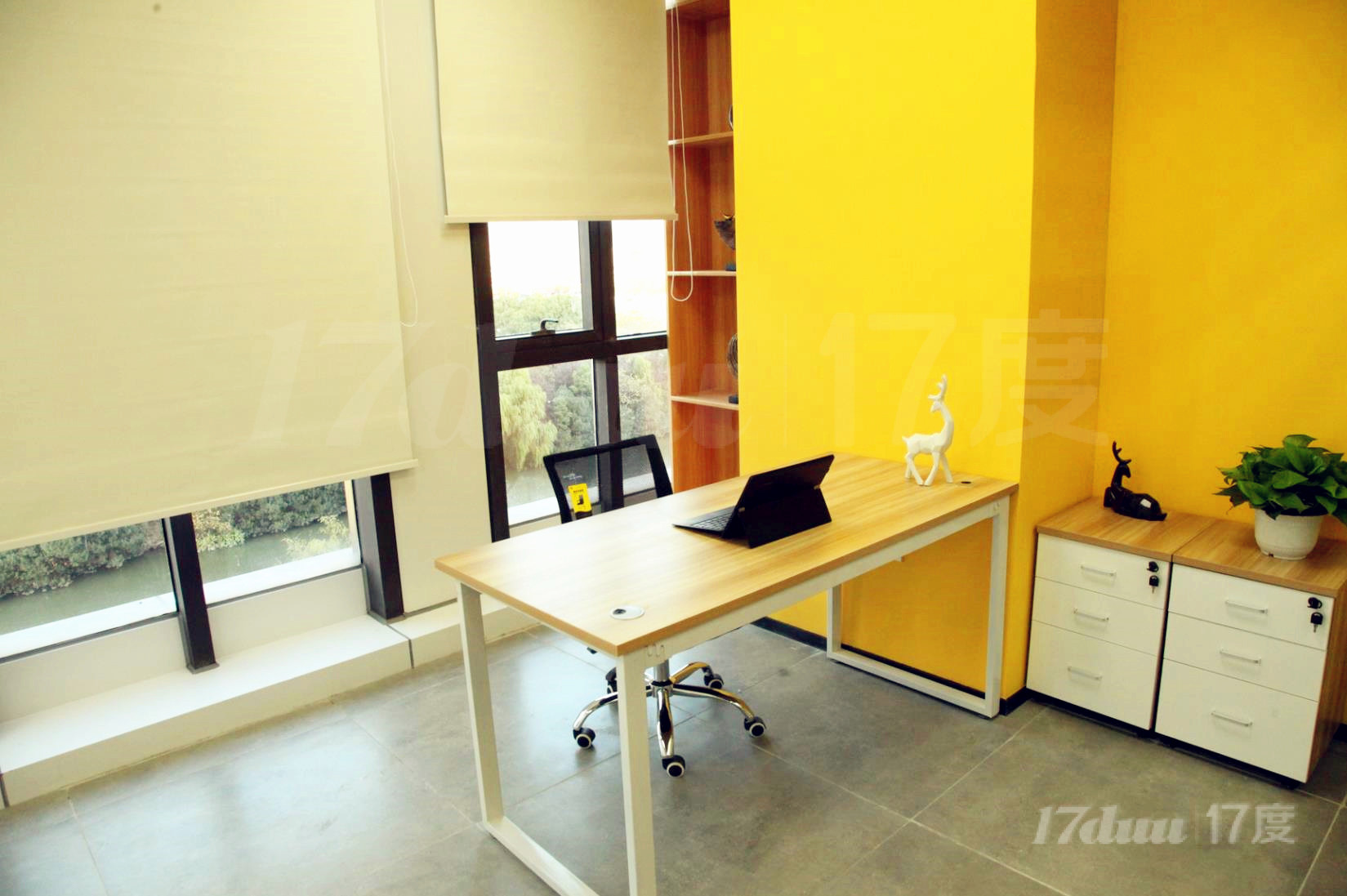 独立小型办公室出租，可短租日租，精装带桌椅，可注冊变更看场地