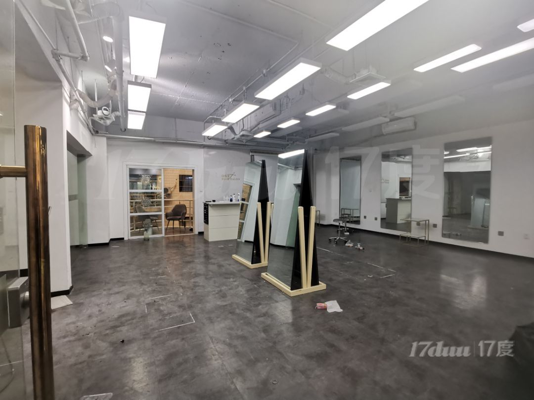 昆仑商务中心150平，三轨交汇处、精装修，户型方正，采光好