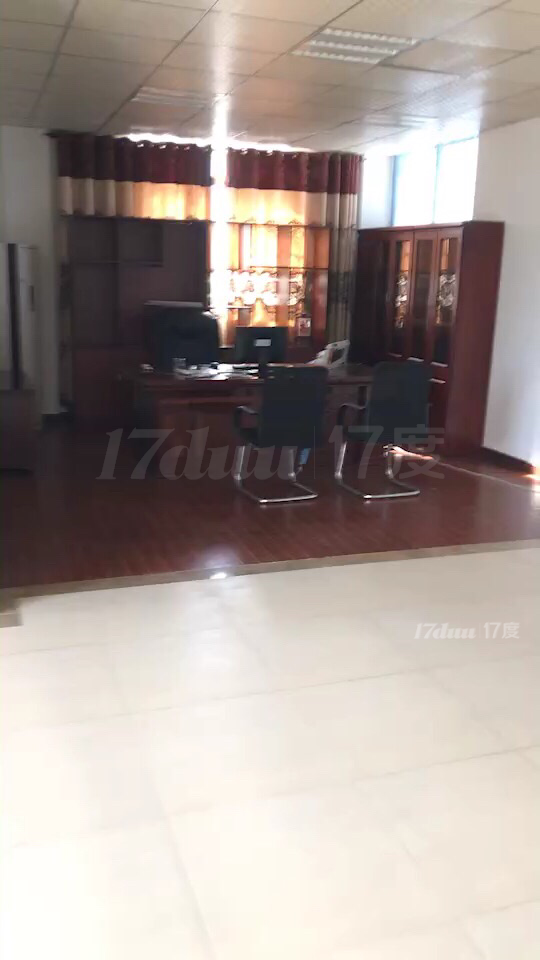 办公楼层在二楼，有明显广告位置，门前停车方便不收费