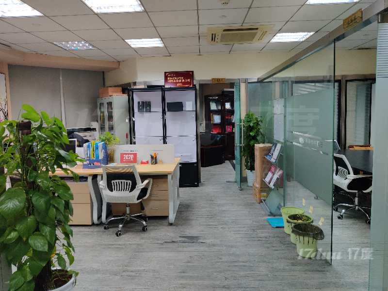 近地铁~独立空调，不限行业，朝东房型正，精装办公室，拎包入驻